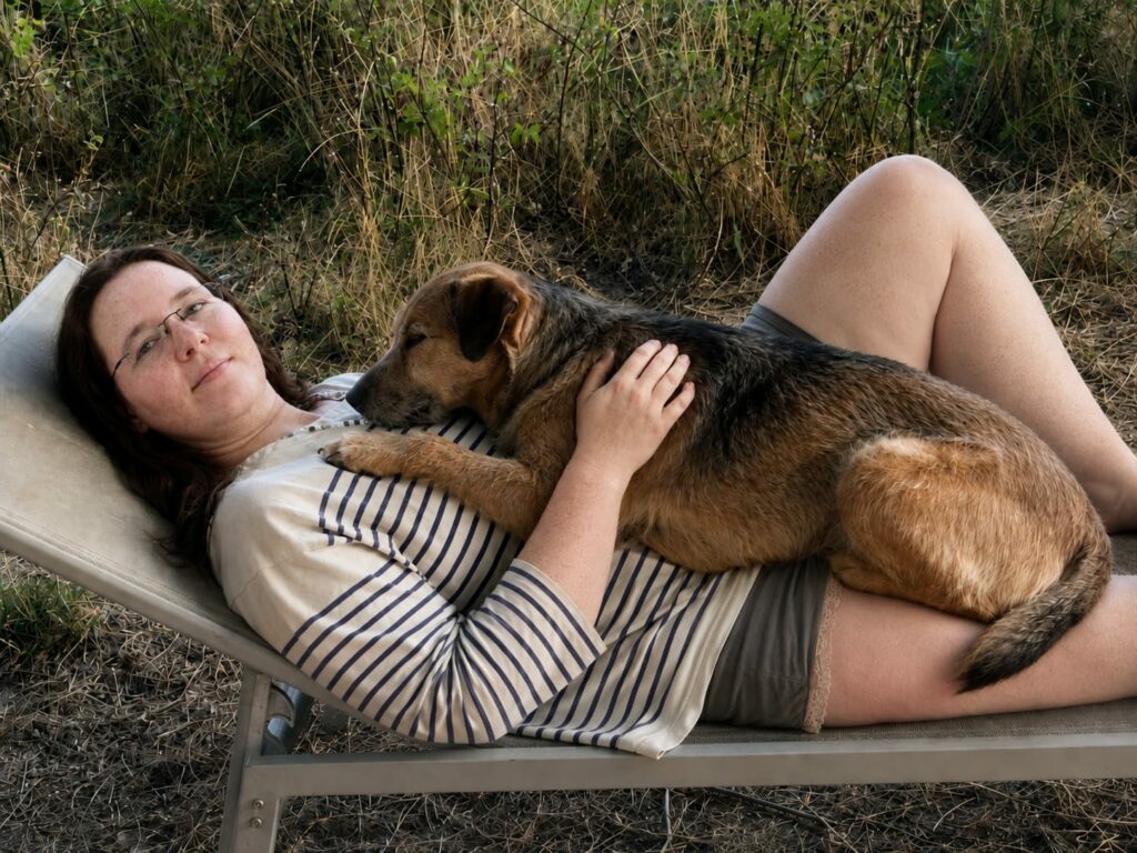 emy avec un chien après une seance