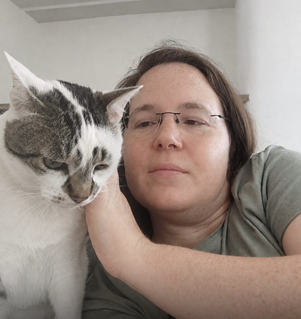 emy avec un chat en soin